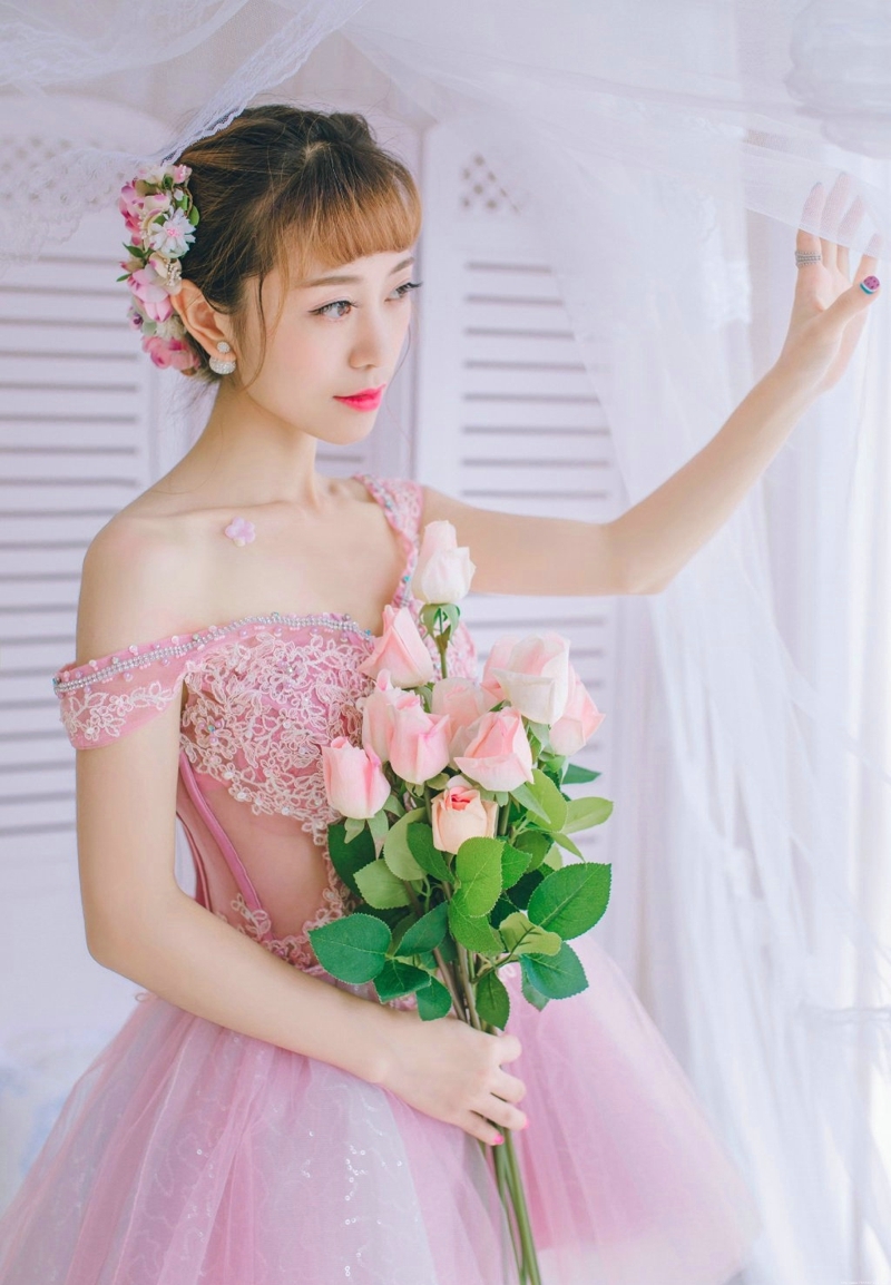 盘发一字肩礼裙美女花束甜美写真