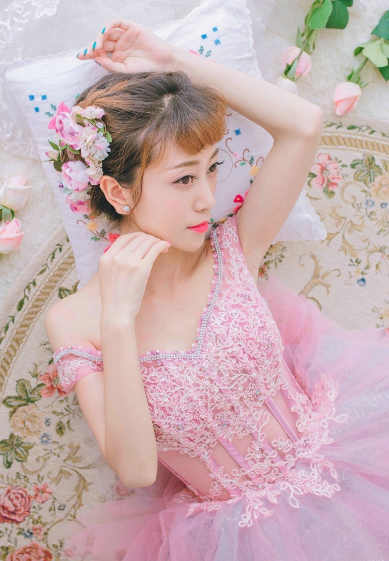 盘发一字肩礼裙美女花束甜美写真