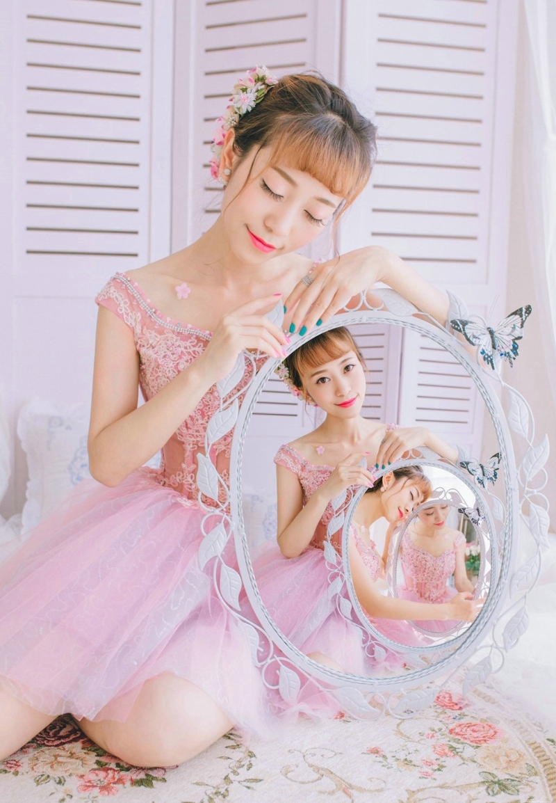 盘发一字肩礼裙美女花束甜美写真