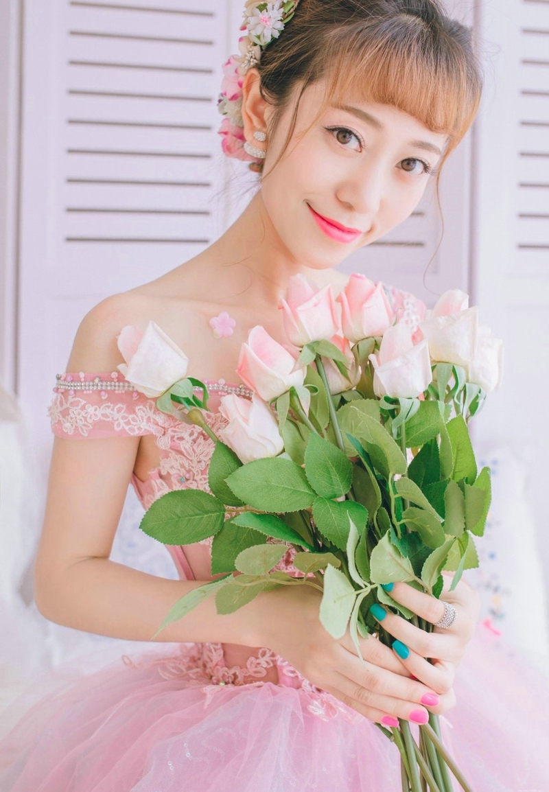 盘发一字肩礼裙美女花束甜美写真