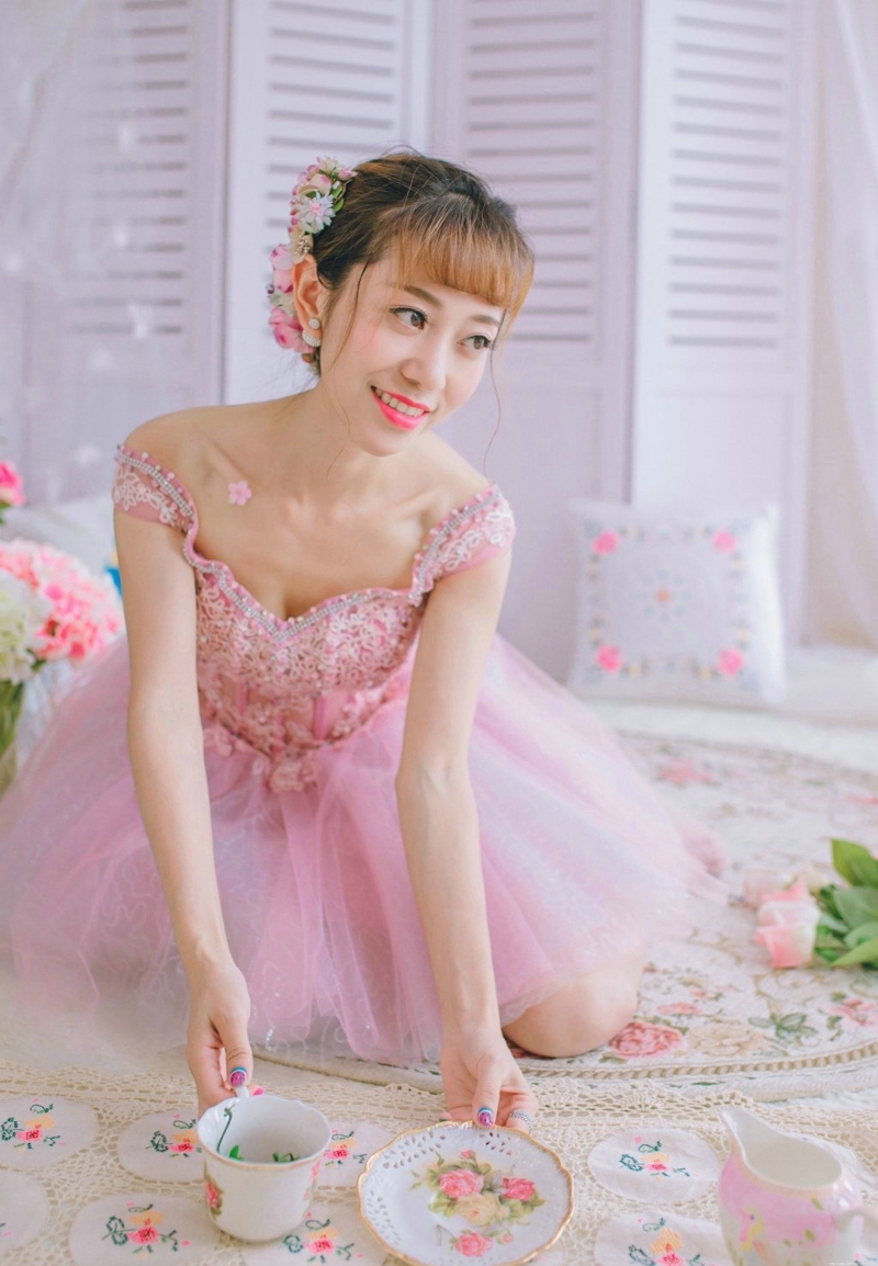 盘发一字肩礼裙美女花束甜美写真