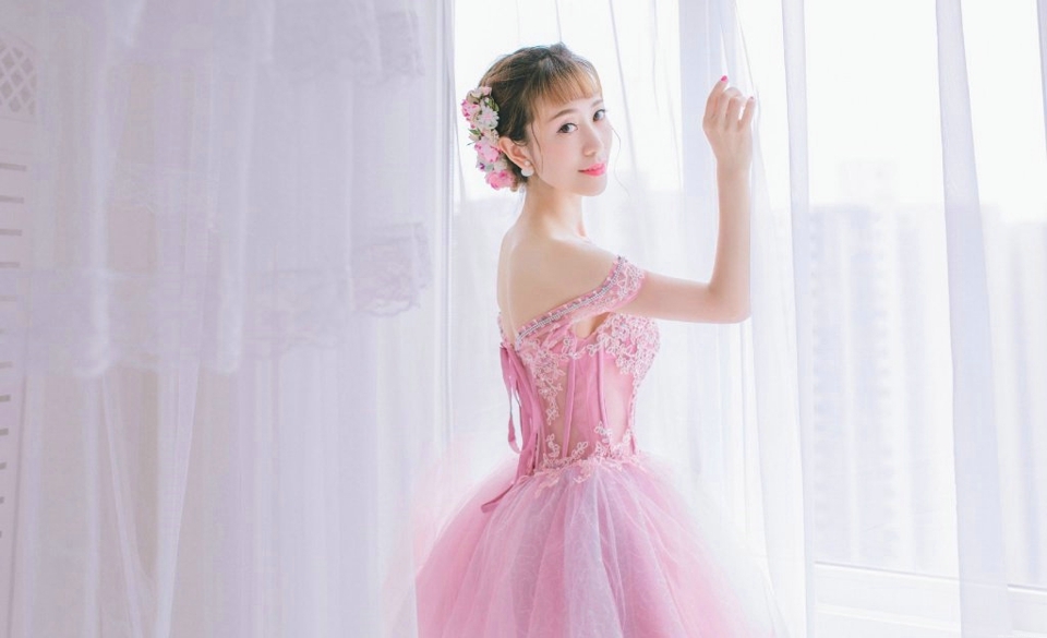 盘发一字肩礼裙美女花束甜美写真