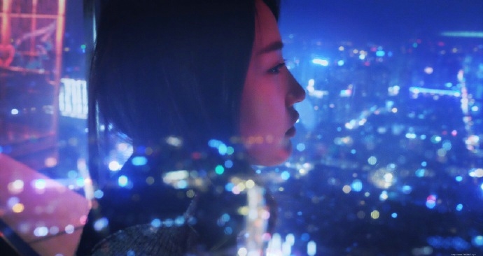 夜晚少女屋顶温馨与城市的唯美交融