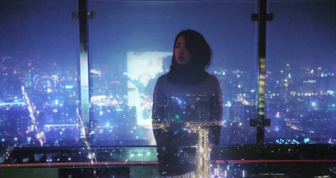 夜晚少女屋顶温馨与城市的唯美交融