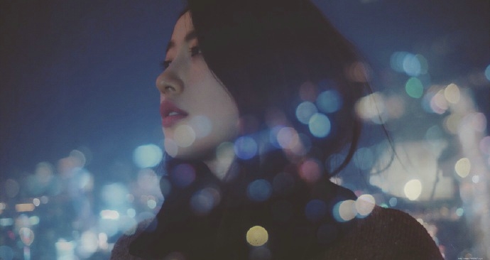 夜晚少女屋顶温馨与城市的唯美交融