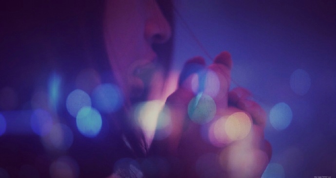 夜晚少女屋顶温馨与城市的唯美交融