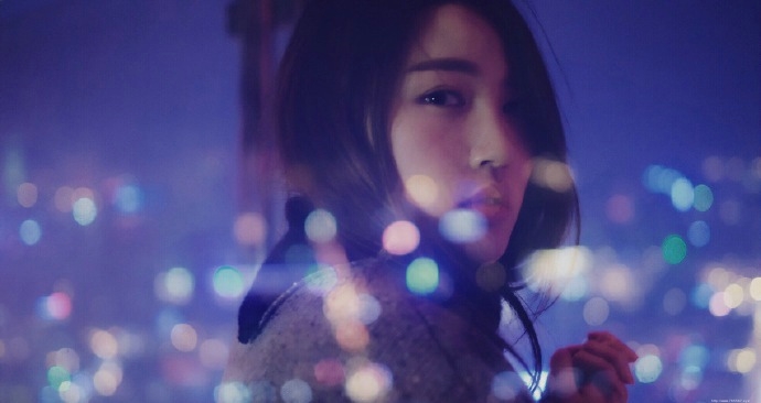 夜晚少女屋顶温馨与城市的唯美交融