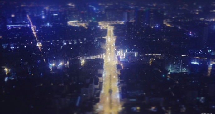 夜晚少女屋顶温馨与城市的唯美交融