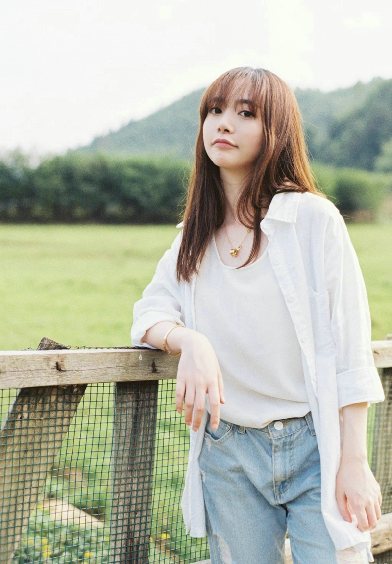 牧场内的清新白衣美女纯净可人