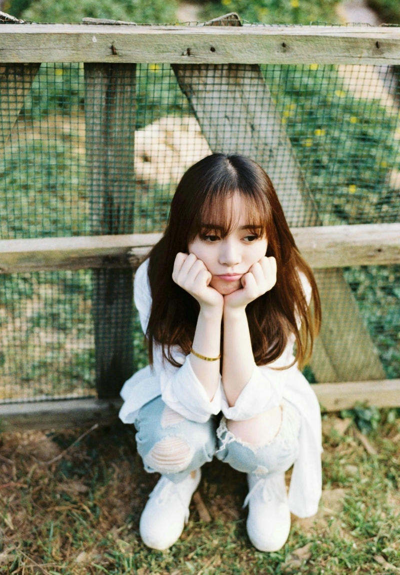 牧场内的清新白衣美女纯净可人