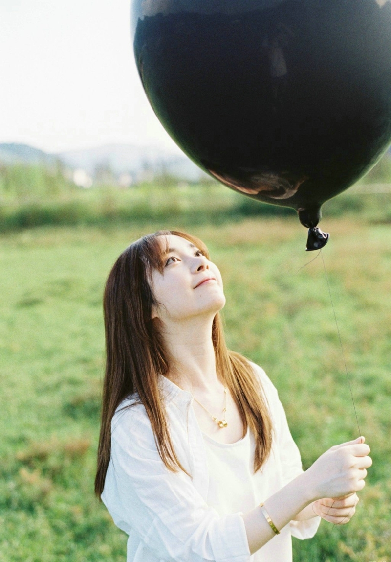 牧场内的清新白衣美女纯净可人