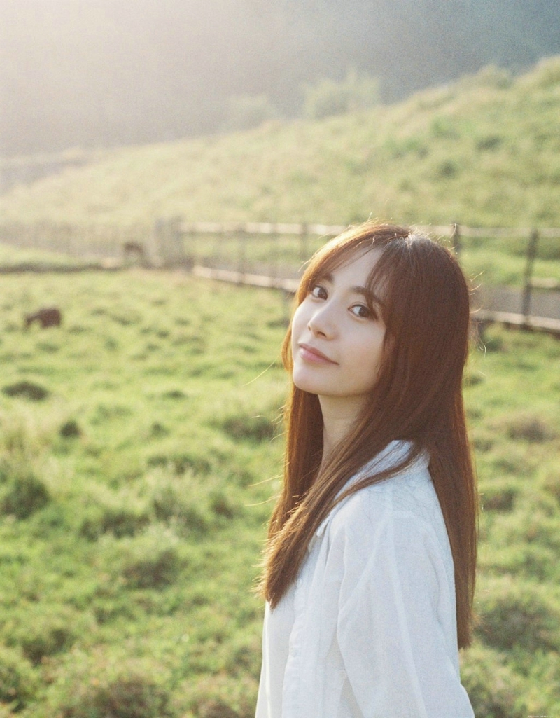 牧场内的清新白衣美女纯净可人