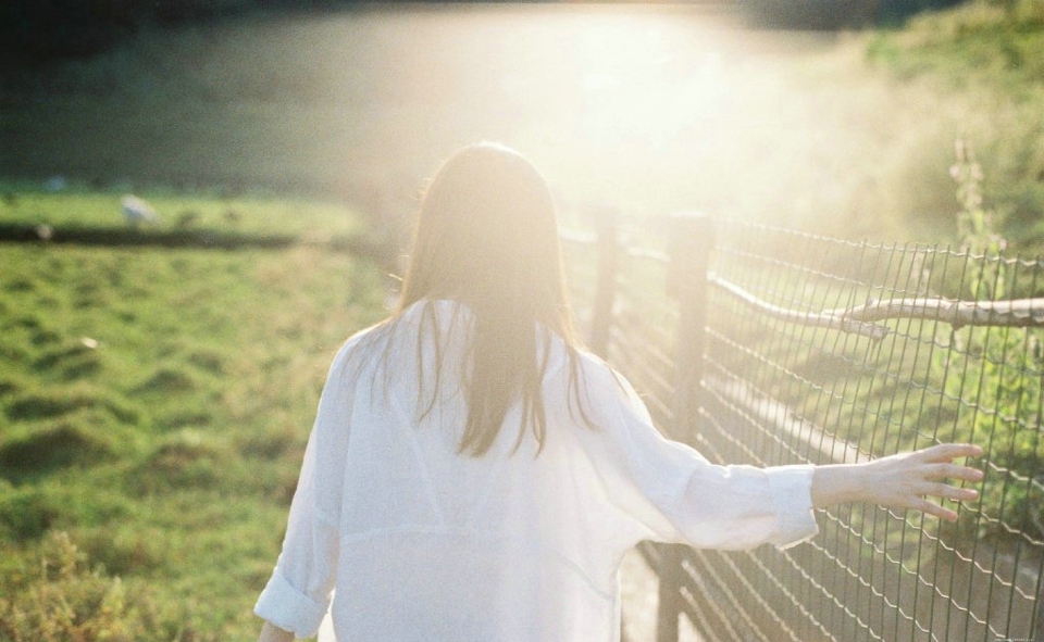 牧场内的清新白衣美女纯净可人
