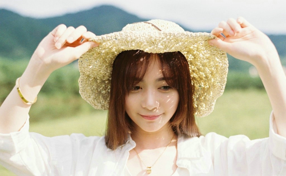 牧场内的清新白衣美女纯净可人