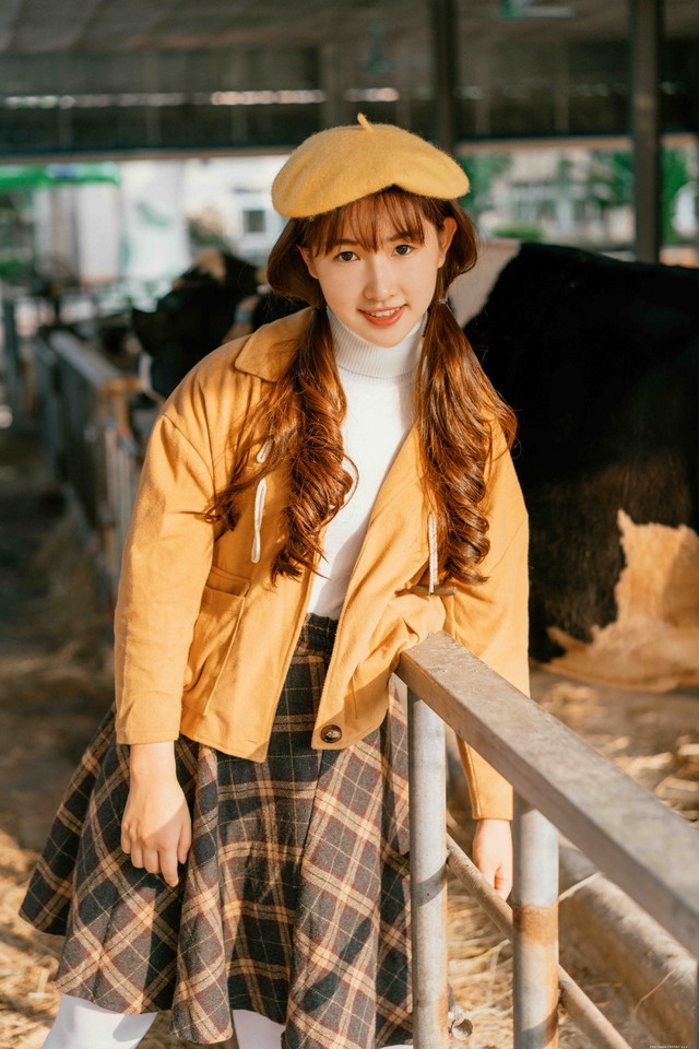 秋天牧场美女头戴贝雷帽搭格子围巾温暖写真
