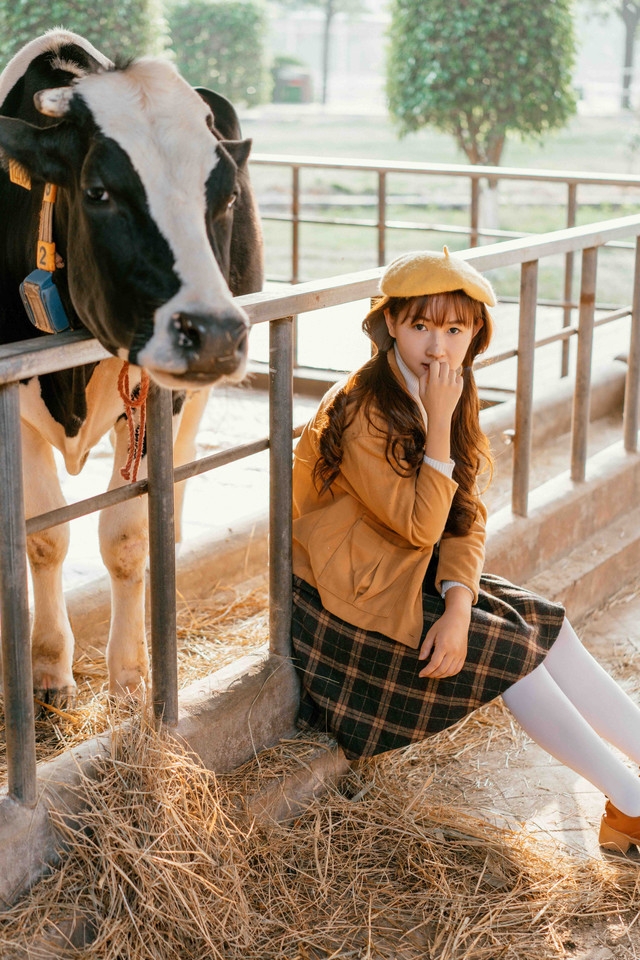 秋天牧场美女头戴贝雷帽搭格子围巾温暖写真