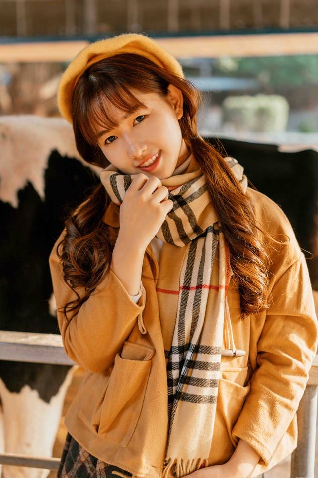 秋天牧场美女头戴贝雷帽搭格子围巾温暖写真