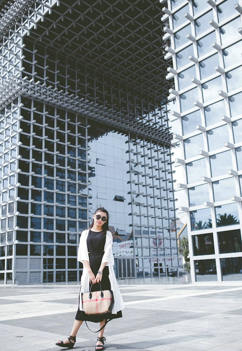 街头上的墨镜美女帅气养眼十足