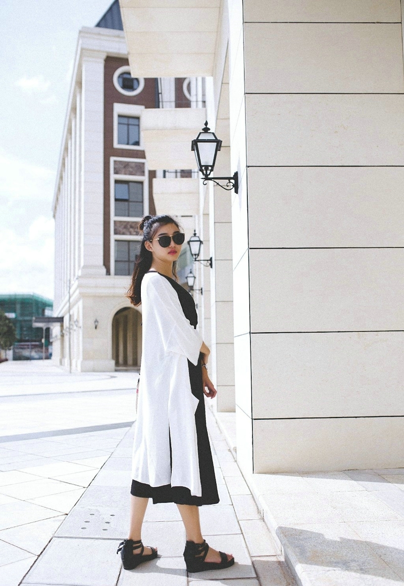 街头上的墨镜美女帅气养眼十足