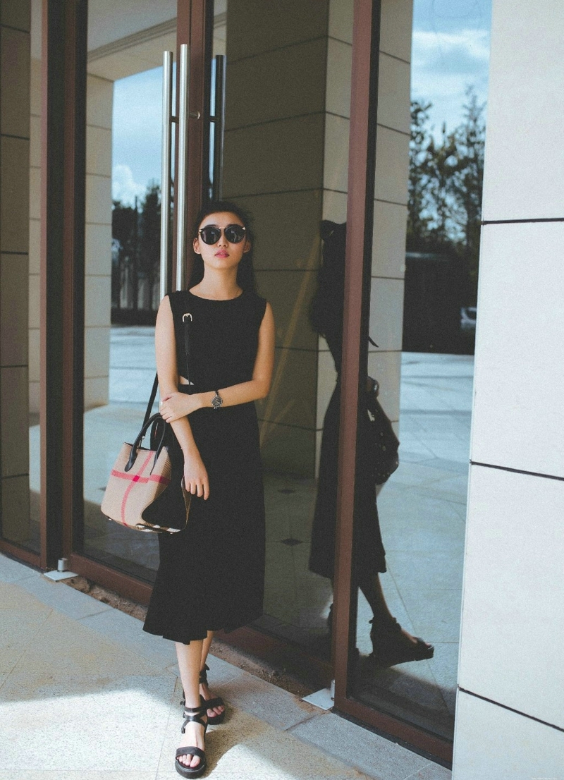 街头上的墨镜美女帅气养眼十足