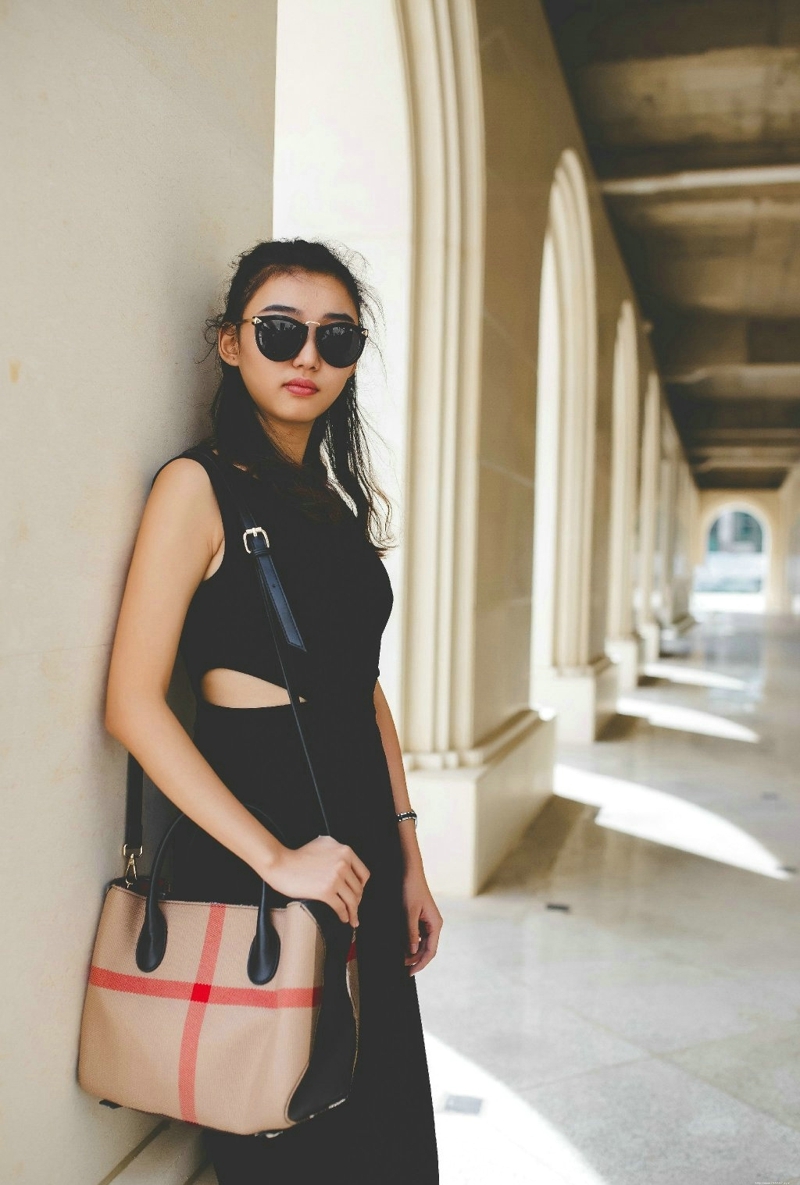 街头上的墨镜美女帅气养眼十足