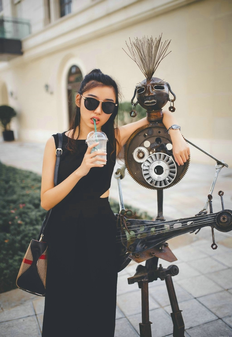 街头上的墨镜美女帅气养眼十足