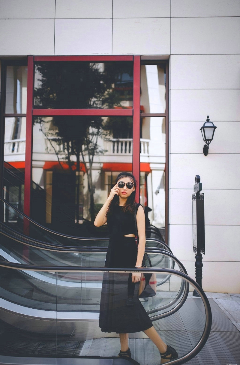 街头上的墨镜美女帅气养眼十足