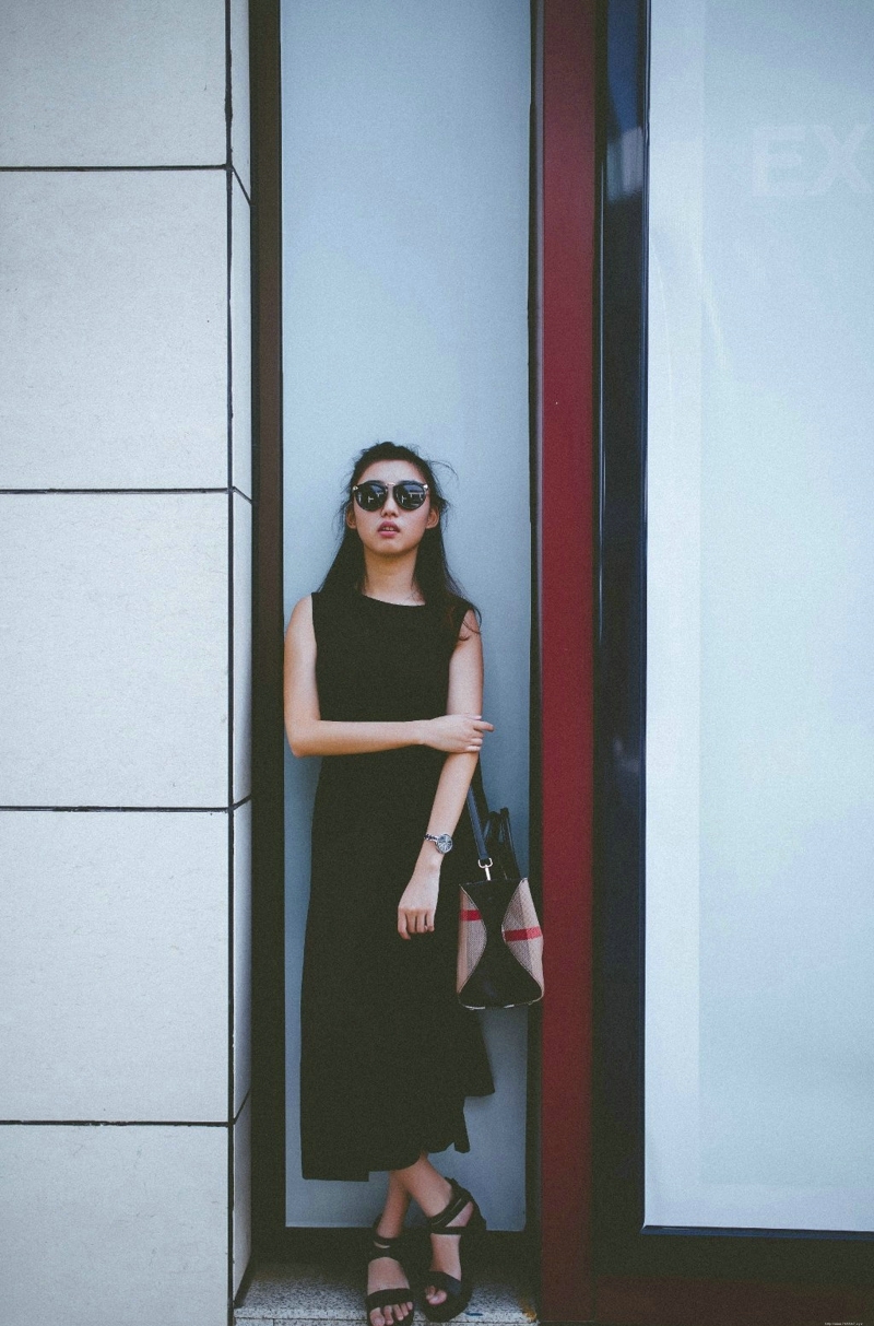 街头上的墨镜美女帅气养眼十足