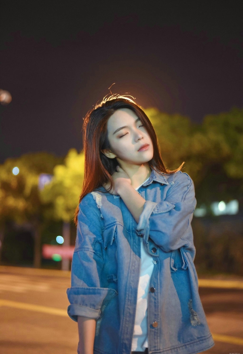 夜晚街头牛仔衣高颜值美女孤独写真