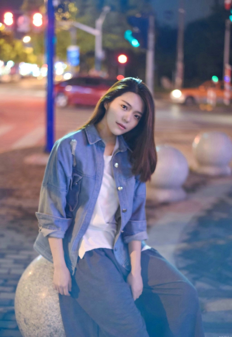 夜晚街头牛仔衣高颜值美女孤独写真
