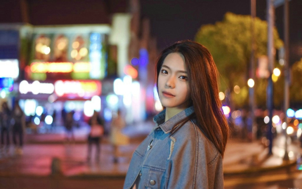 夜晚街头牛仔衣高颜值美女孤独写真