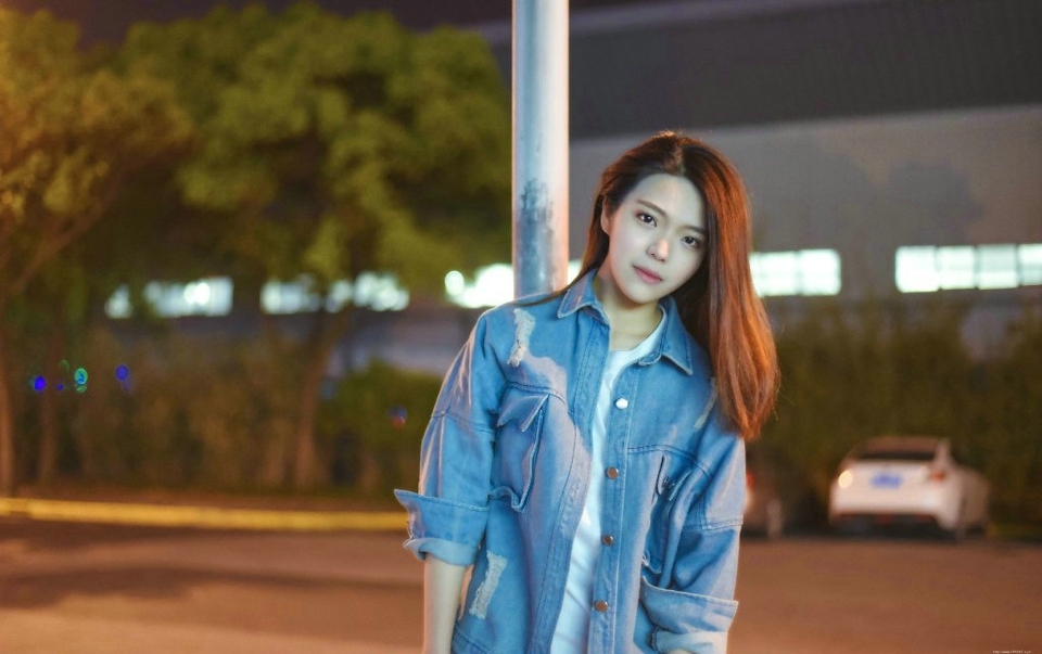 夜晚街头牛仔衣高颜值美女孤独写真