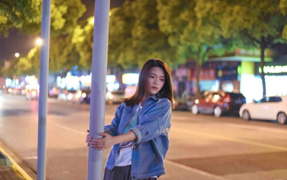 夜晚街头牛仔衣高颜值美女孤独写真