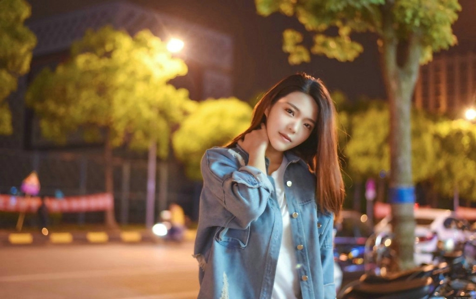 夜晚街头牛仔衣高颜值美女孤独写真