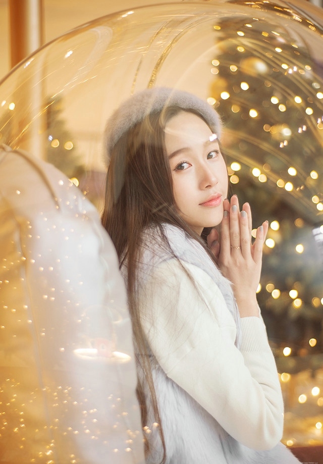 圣诞夜驾着金色的南瓜马车的长发美女楚楚动人