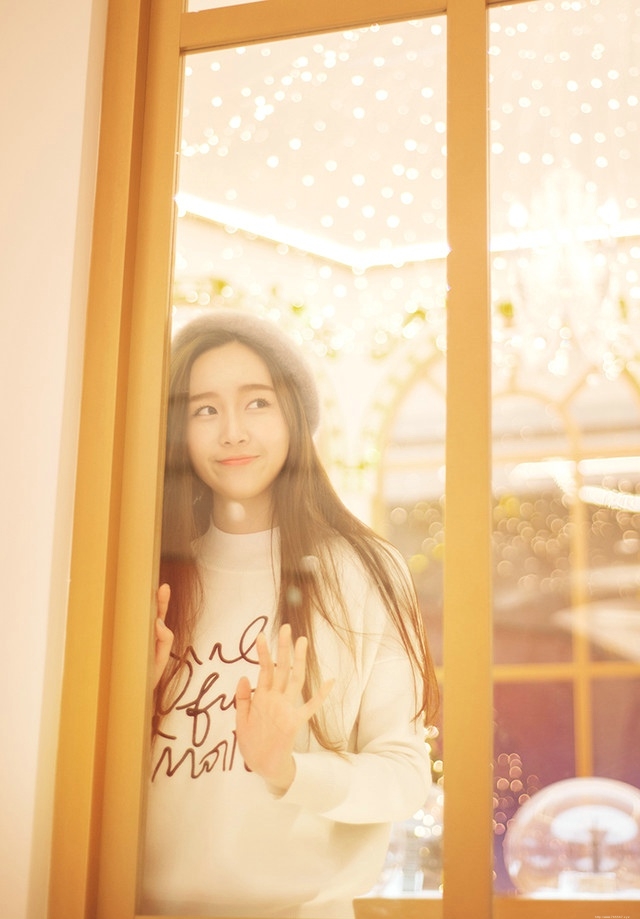 圣诞夜驾着金色的南瓜马车的长发美女楚楚动人