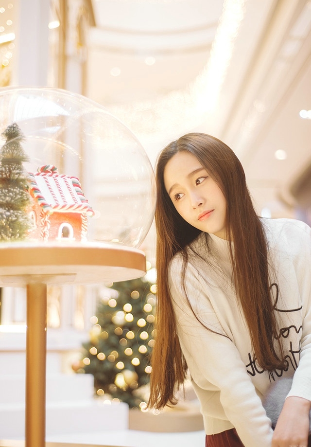 圣诞夜驾着金色的南瓜马车的长发美女楚楚动人