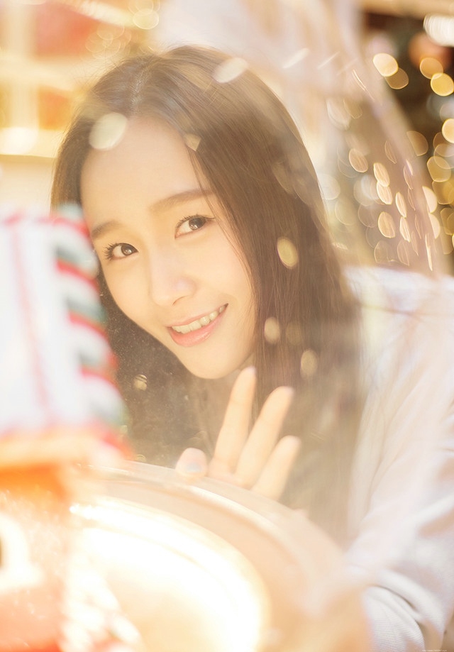 圣诞夜驾着金色的南瓜马车的长发美女楚楚动人