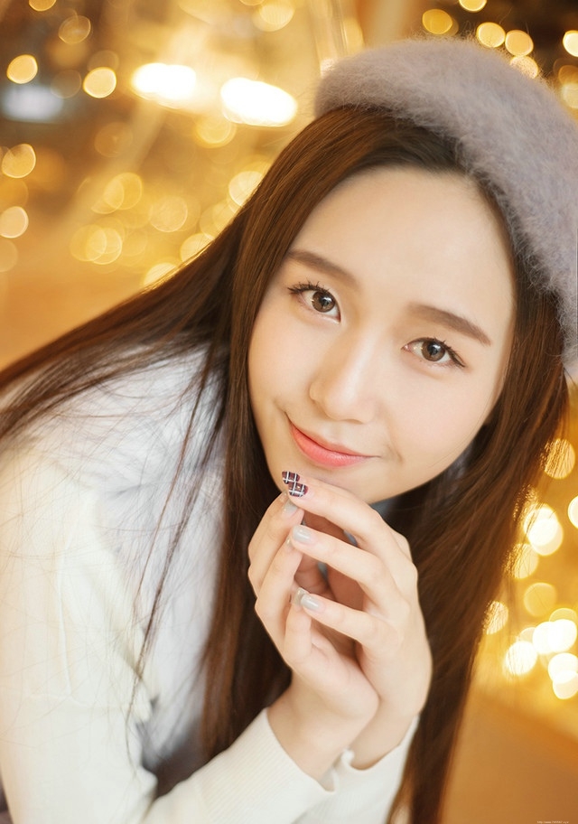 圣诞夜驾着金色的南瓜马车的长发美女楚楚动人