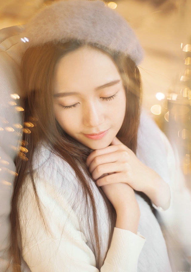 圣诞夜驾着金色的南瓜马车的长发美女楚楚动人