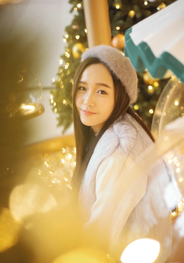 圣诞夜驾着金色的南瓜马车的长发美女楚楚动人