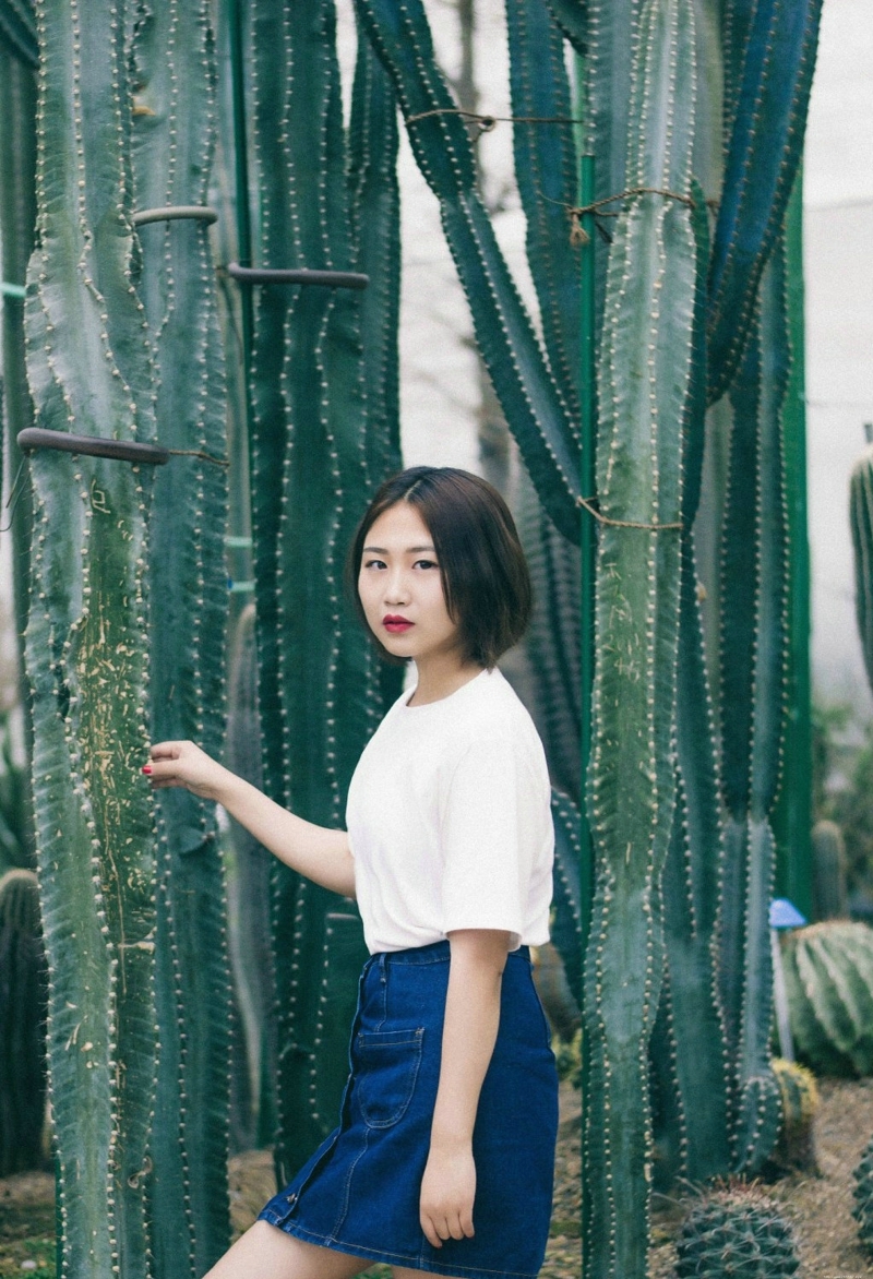 植物园内的白T牛仔裙妹子安静怡人