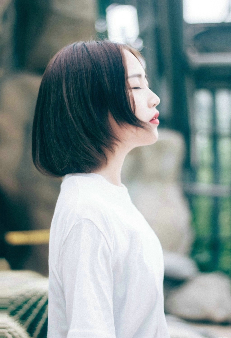 植物园内的白T牛仔裙妹子安静怡人