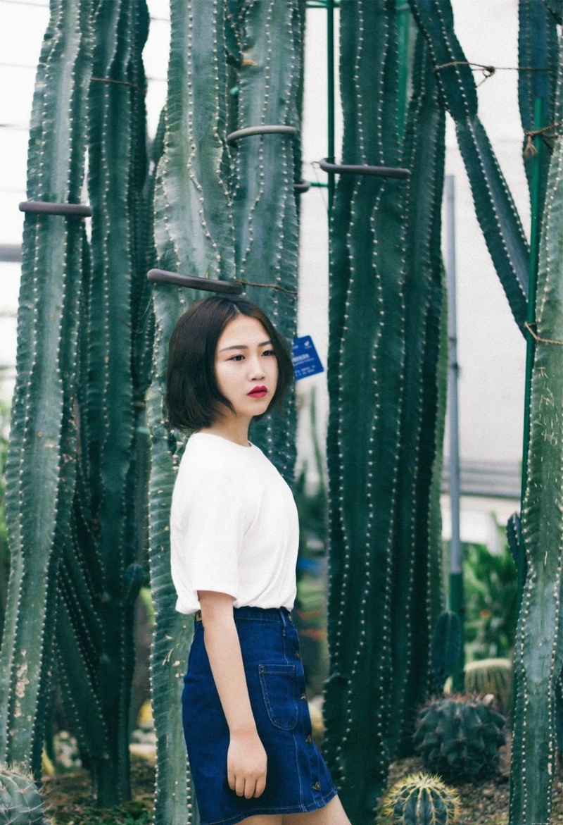 植物园内的白T牛仔裙妹子安静怡人