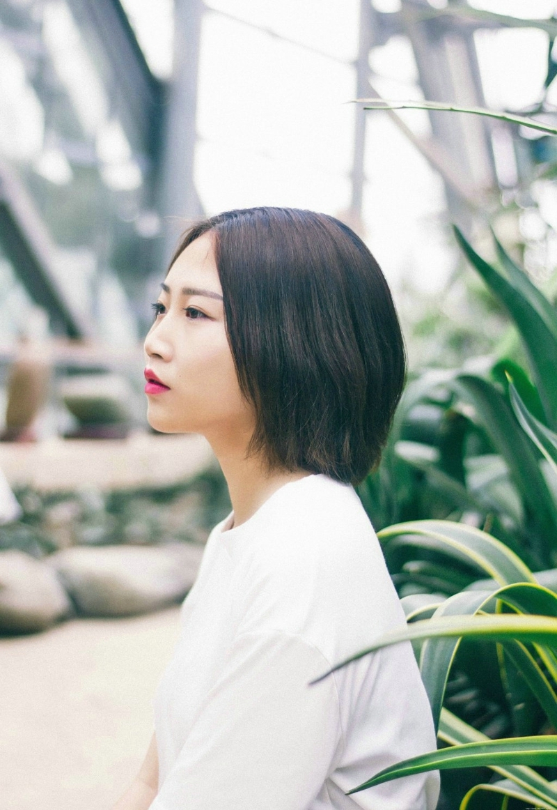 植物园内的白T牛仔裙妹子安静怡人