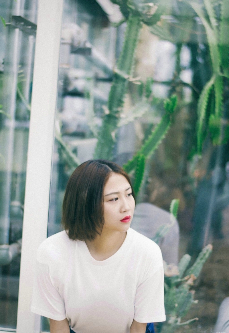 植物园内的白T牛仔裙妹子安静怡人
