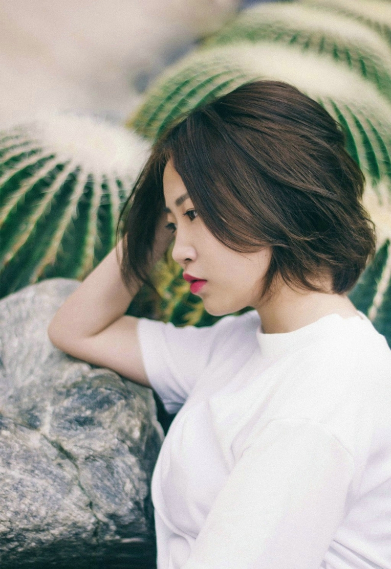 植物园内的白T牛仔裙妹子安静怡人