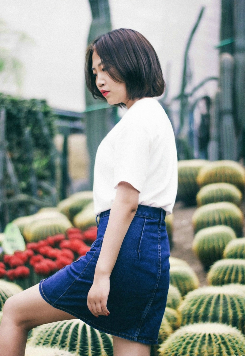 植物园内的白T牛仔裙妹子安静怡人