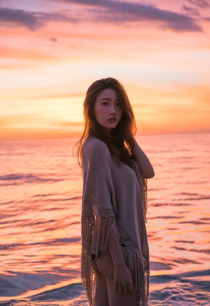 气质女神黄昏海岸唯美比基尼迷人写真