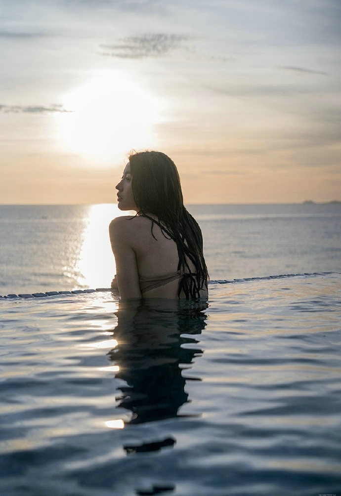 气质女神黄昏海岸唯美比基尼迷人写真